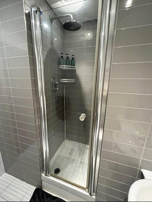 2 Bed Apartment Close To Station With Parking London Eksteriør bilde