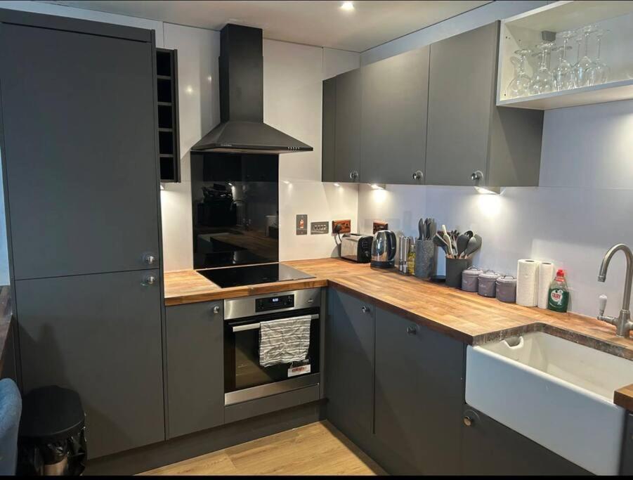 2 Bed Apartment Close To Station With Parking London Eksteriør bilde